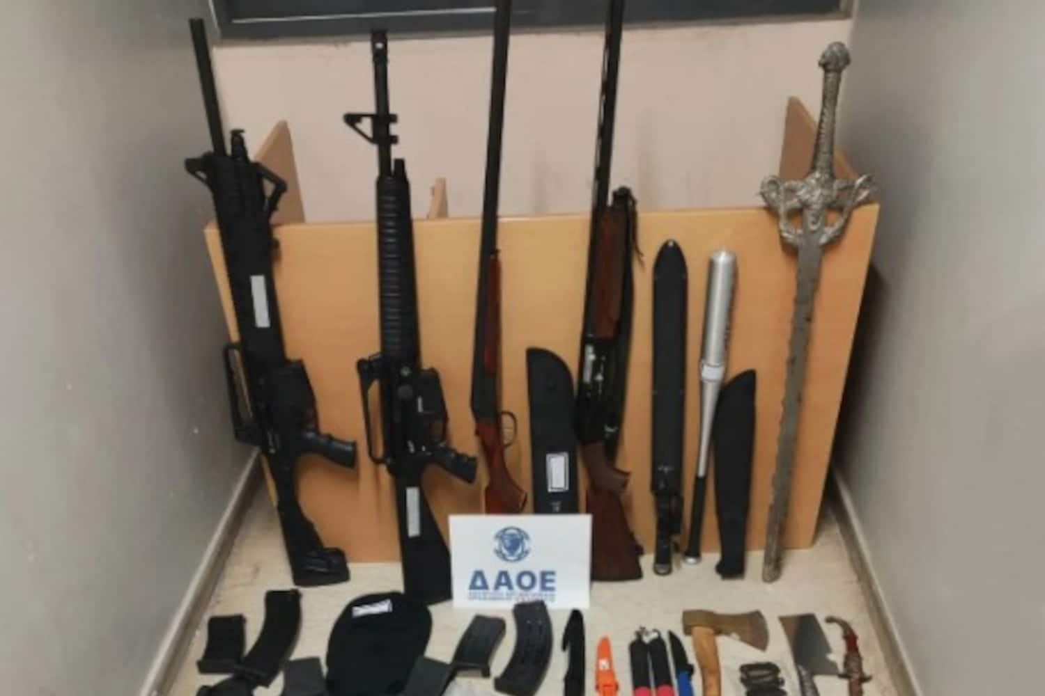 Πάτρα: Το «ελληνικό FBI» ξεσκέπασε οπλοστάσιο μετά από αναρτήσεις με οπλισμό στα social media – Τρεις συλλήψεις (εικόνες)