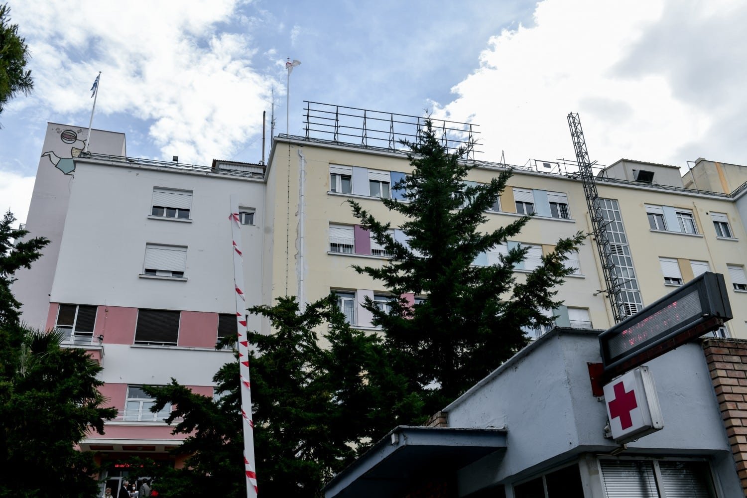 Νέα Σμύρνη: 15χρονος στο νοσοκομείο μετά από κατανάλωση αλκοόλ – Χρησιμοποίησε πλαστή ταυτότητα για την αγορά