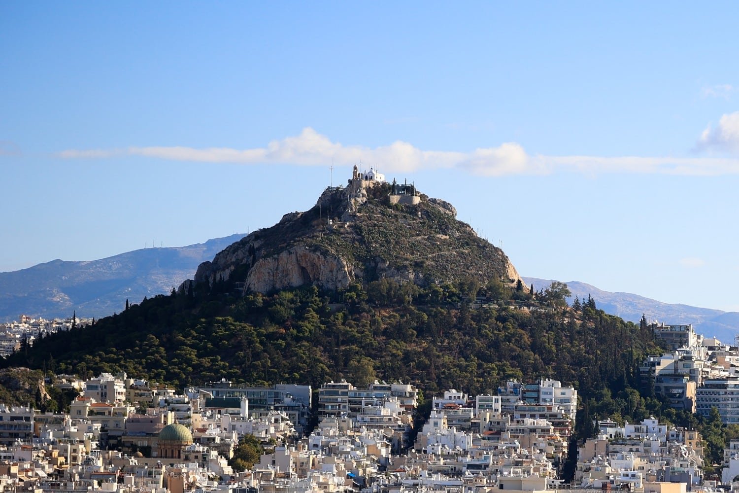 Λυκαβηττός: Ανθρωποκυνηγητό για τον δράστη σεξουαλικής επίθεσης σε 22χρονη – «Με άρπαξε από τη μέση» (βίντεο)