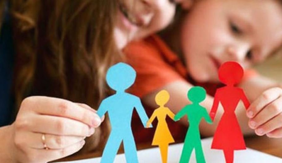 «Νταντάδες της Γειτονιάς»: Άνοιξε η πλατφόρμα για αιτήσεις γονέων – Οδηγός βήμα προς βήμα για τη διαδικασία και τα vouchers