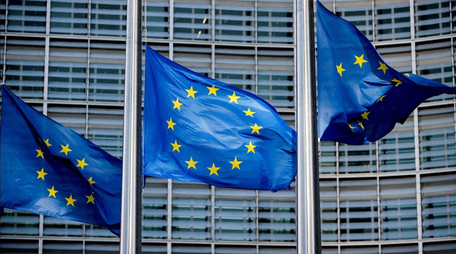 Ιστορικό Ορόσημο για την Ελλάδα: Η Κομισιόν την Αφαιρεί από τη Λίστα Μακροοικονομικών Ανισορροπιών – Τι Σημαίνει για τη Ρήτρα