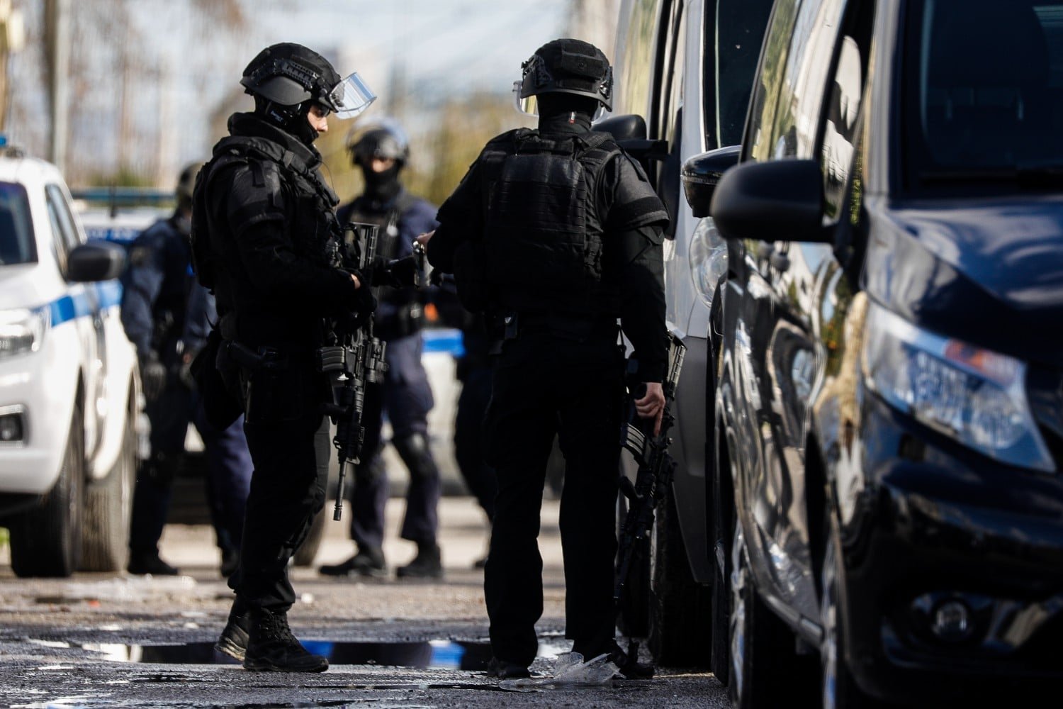 Εκτεταμένη Επιχείρηση της Ελληνικής Αστυνομίας Στον Οικισμό των Βιλανάκηδων στη Λάρισα για Υποθέσεις Απάτης και Εκβιασμών