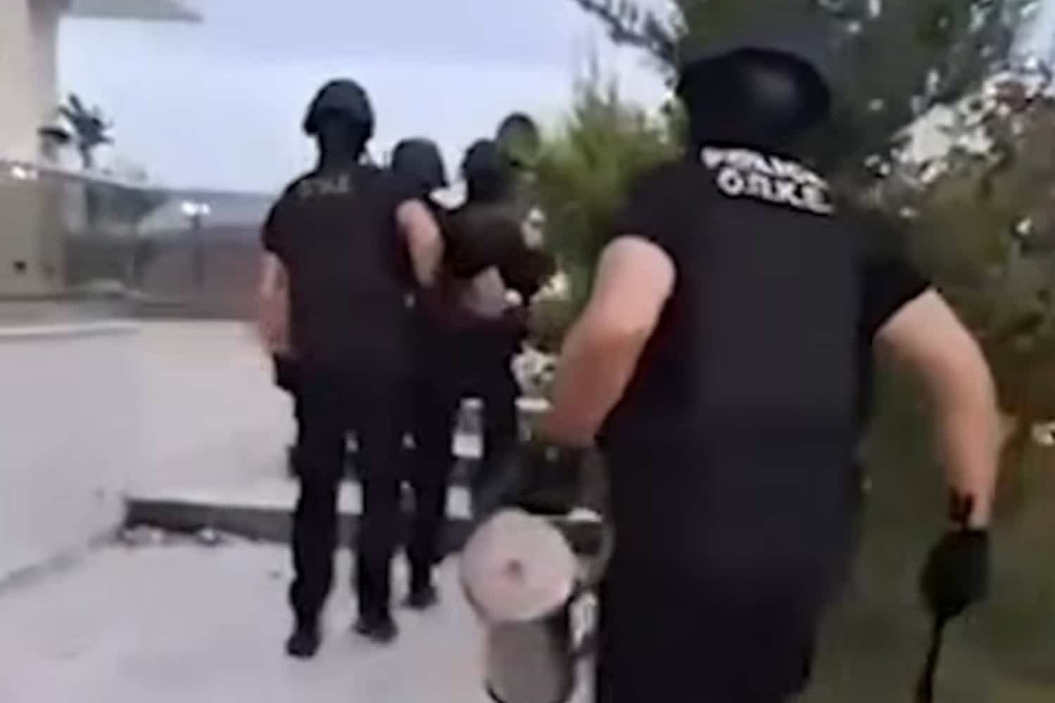 Επιχείρηση της Δίωξης Οργανωμένου Εγκλήματος στη Λάρισα: Σύλληψη μέλους εγκληματικής οργάνωσης, νέα ευρήματα και εικόνες από την έφοδο
