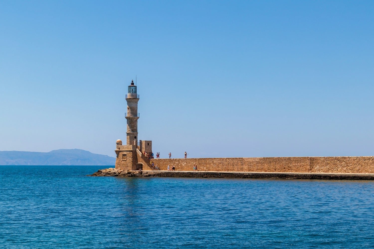 Σύλληψη Γερμανού στα Χανιά για Κατασκοπεία: Φωτογράφιζε Στρατιωτικά Αεροσκάφη και Εγκαταστάσεις