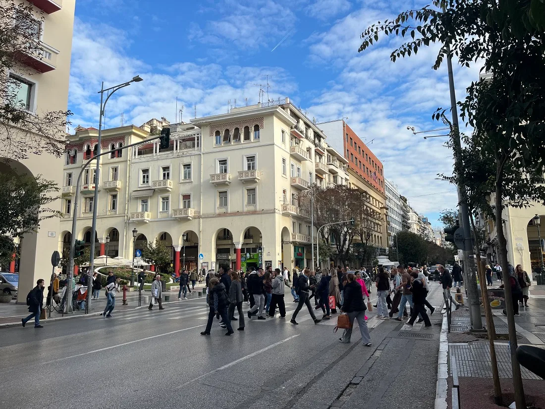 Η Οδός Τσιμισκή: Ένα Παζλ Από Κενά Καταστήματα, Νέες Επενδύσεις και Δυναμικές Μετακινήσεις Στην Εμπορική Καρδιά της Θεσσαλονίκης