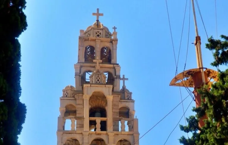 Η Υπουργός Πολιτισμού εγκαινίασε το αναστηλωμένο κωδωνοστάσιο του Αγίου Ιωάννη Προδρόμου στη Σύμη, σύμβολο πολιτιστικής ανάδειξης