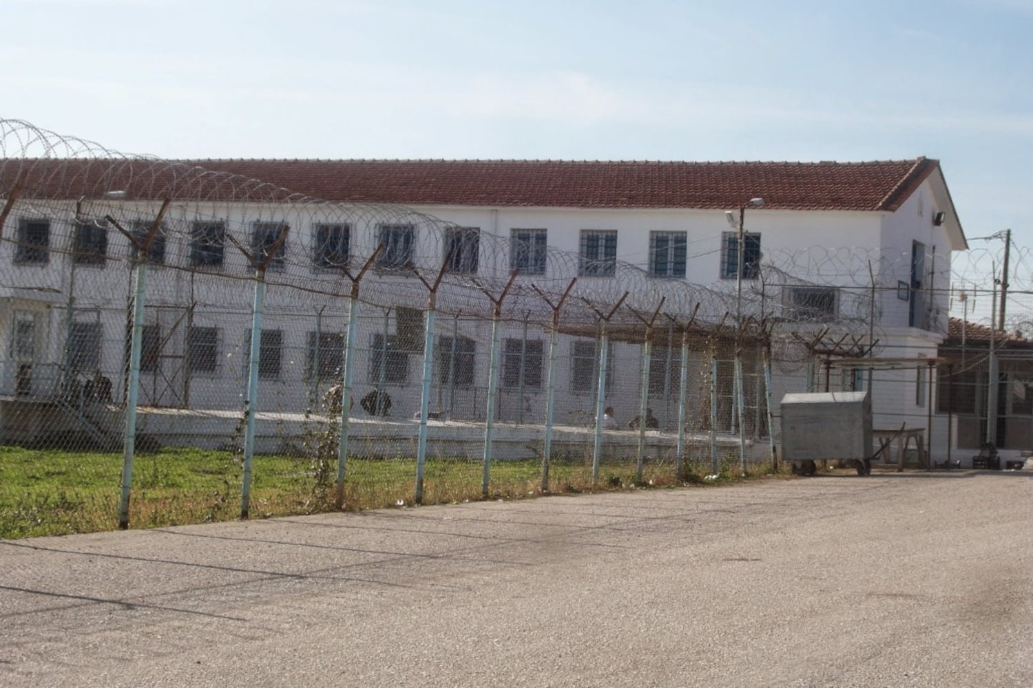 Βόλος: Αποφυλάκιση υπό όρους για 19χρονο Αφγανό μετά από κατηγορίες για ομαδικό βιασμό και ληστεία στις φυλακές Κασσαβέτειας – Ο κατηγορούμενος αρνείται τις κατηγορίες