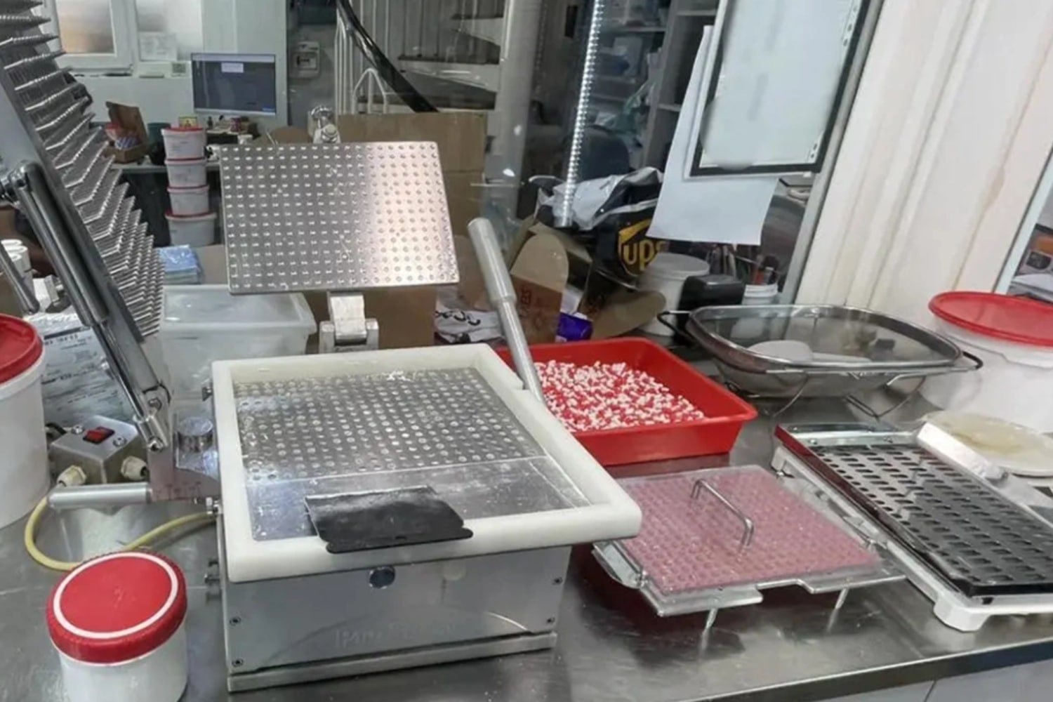 Αποκαλύφθηκε παράνομο ‘φαρμακείο’ ουσιών ντόπινγκ στο Χαλάνδρι: Αναζητείται Βρετανός συνεργός του 51χρονου φαρμακοποιού