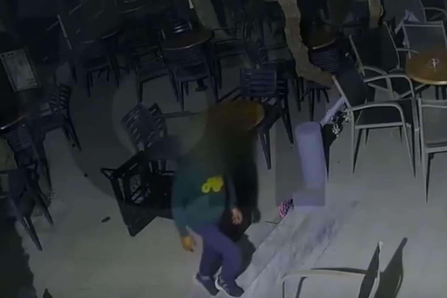Ρόδος: Συγκλονιστικό βίντεο – Ομάδα ανηλίκων και ενήλικα διέπραξαν διάρρηξη σε κατάστημα, προσπάθησαν να απενεργοποιήσουν κάμερα