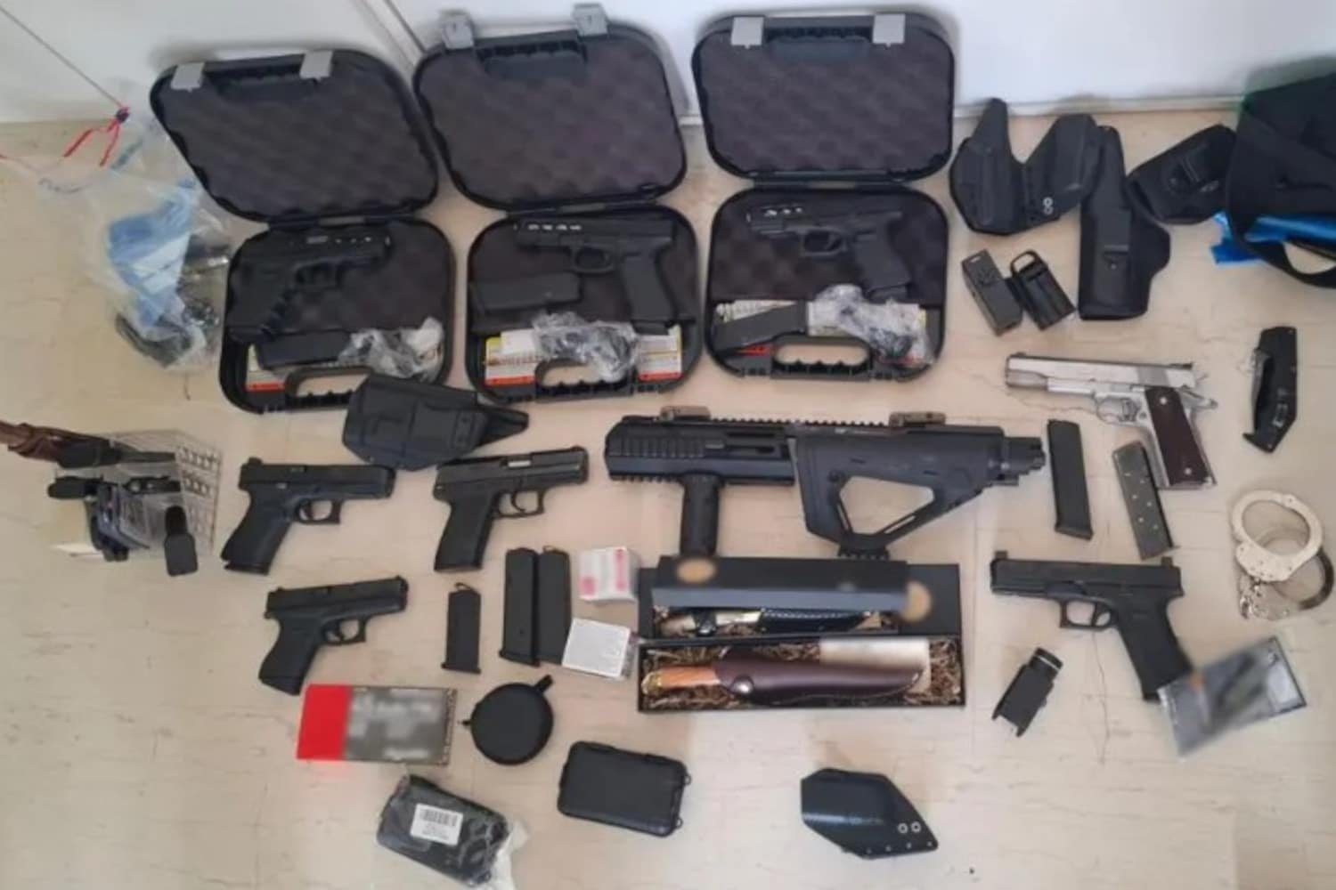 Η Υποδιεύθυνση Δίωξης Ναρκωτικών («ελληνικό FBI») εξάρθρωσε εγκληματική οργάνωση στη Ζάκυνθο: Βρέθηκε βαρύς οπλισμός και έγιναν δύο συλλήψεις (Βίντεο & Φωτογραφίες)