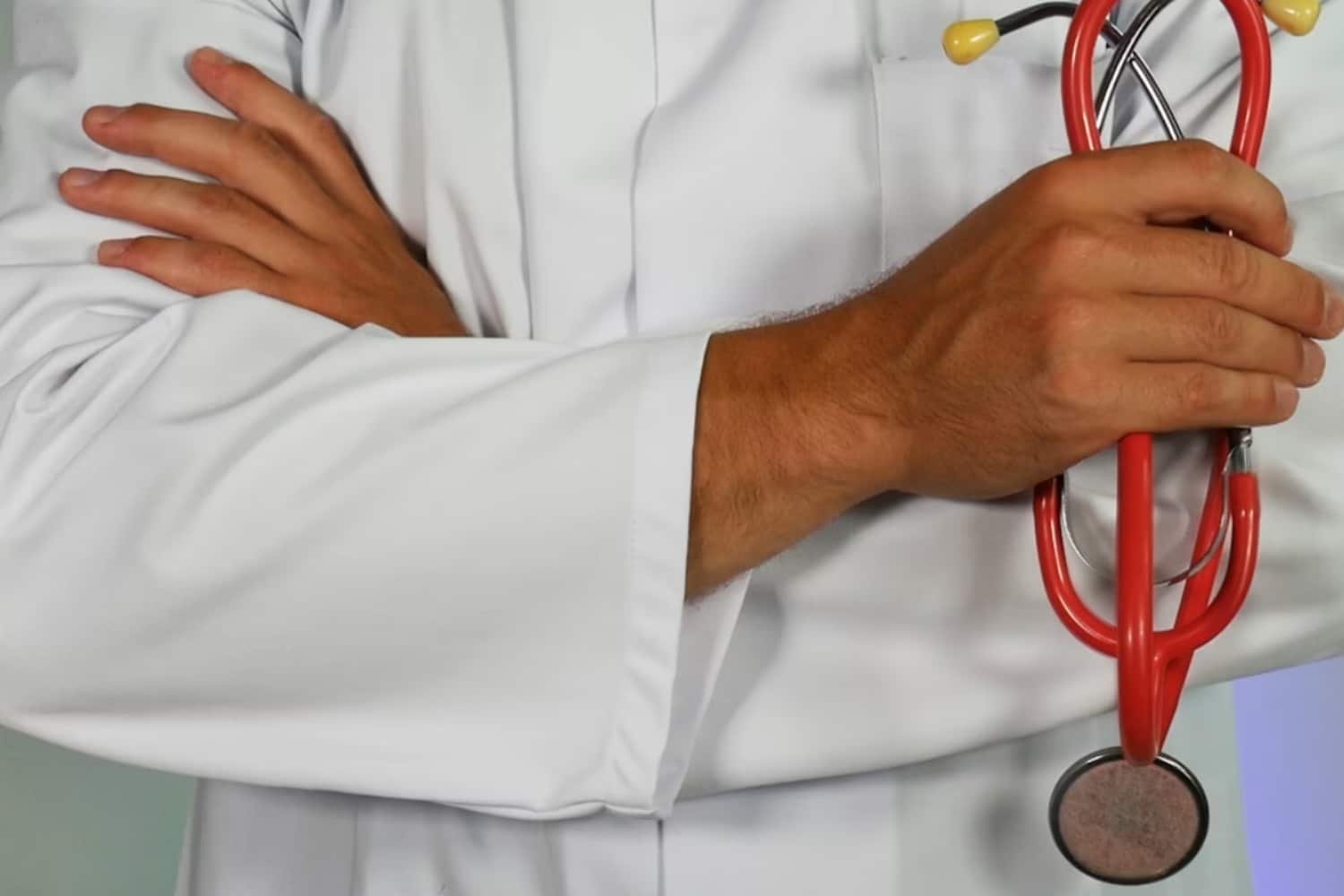 Τελεσίδικη Καταδίκη Καρδιολόγου στη Θεσσαλονίκη για Δωροληψία: 28 Μήνες Φυλάκιση με Αναστολή για «Φακελάκια»