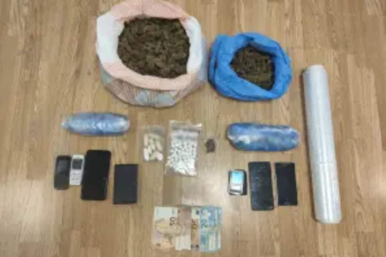 Αθήνα: Σύλληψη δύο ατόμων για διακίνηση ναρκωτικών – Έφοδος της ΕΛ.ΑΣ. με βίντεο