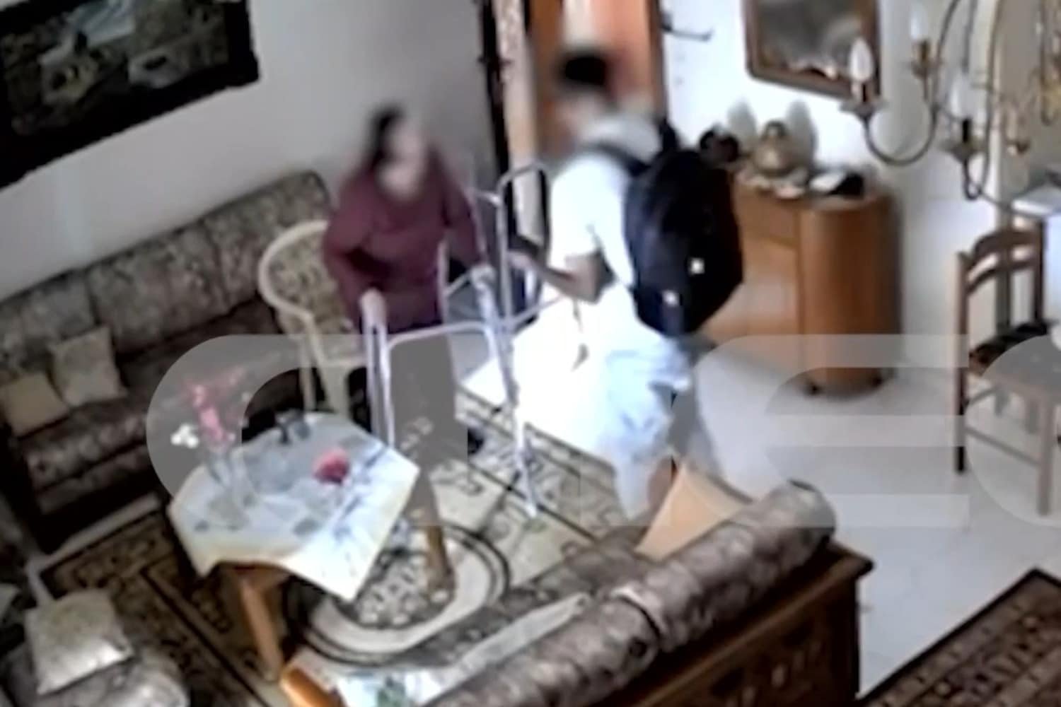 Μενίδι: Απατεώνας προσποιείται υπάλληλο ΔΕΔΔΗΕ και εισβάλλει στο σπίτι ηλικιωμένης – Σοκαριστικό βίντεο αποκαλύπτει τη μεθοδολογία