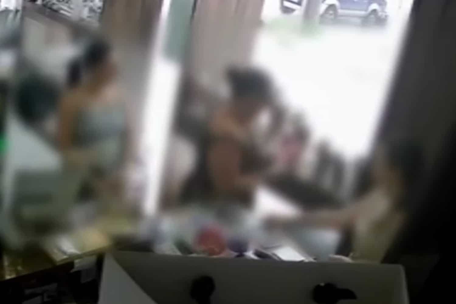 Σοκαριστικό Βίντεο: Κλέβουν Χρυσαφικά Αξίας 3.000€ από Κοσμηματοπωλείο στον Λαγκαδά Θεσσαλονίκης – Η Αστυνομία σε Δίωξη