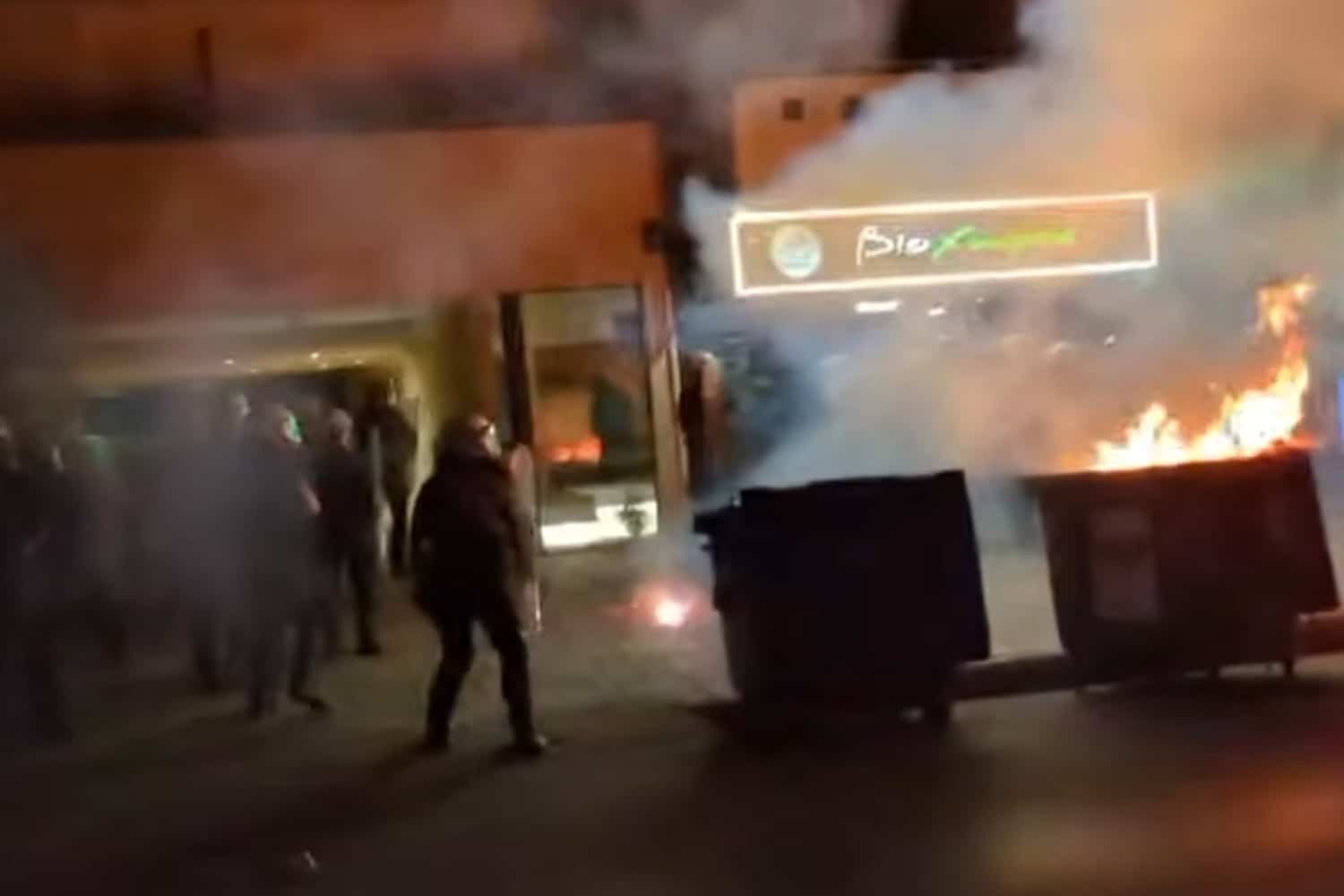Ένταση και Επεισόδια στη Λάρισα: Πορεία Φιλάθλων στην Οικία του Αχιλλέα Νταβέλη – Προσαγωγές από την ΕΛ.ΑΣ. (Βίντεο)