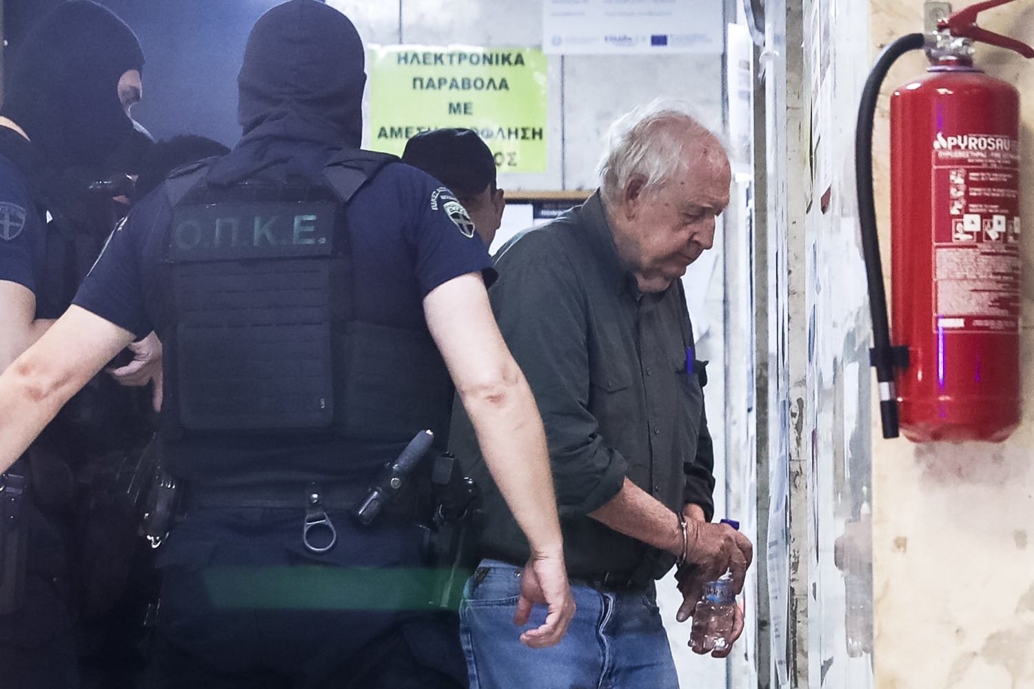 Επιστροφή στις Φυλακές Κορυδαλλού για τον Αλέξανδρο Γιωτόπουλο – Φωνές υποστήριξης από το πλήθος για τον αρχηγό της 17Ν (Βίντεο)