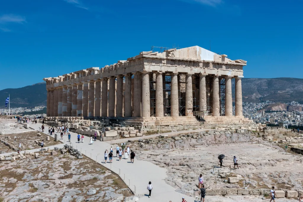 Το Δυτικό Αέτωμα του Παρθενώνα Λαμπυρίζει Ξανά: Ολοκληρώθηκε η Αποκατάσταση μετά από 220 Χρόνια και Απομακρύνθηκαν τα Ικριώματα