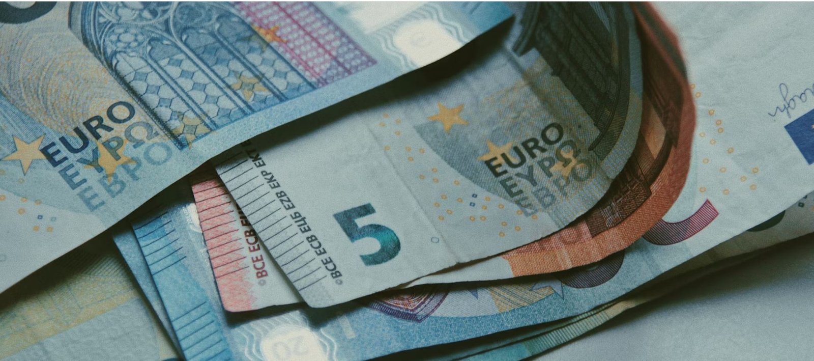Προσοχή: Η Εφορία Εξετάζει Γονικές Παροχές και Δωρεές – Τι Πρέπει να Γνωρίζετε για το Αφορολόγητο Όριο των 800.000€
