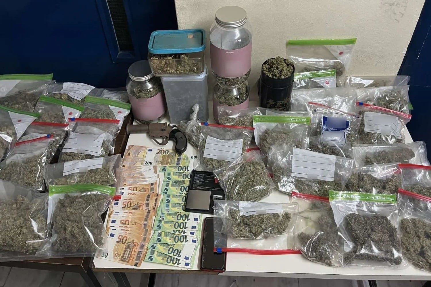 Νέα Χαλκηδόνα: Αποκαλύφθηκε κολοσσιαία ποσότητα κάνναβης σε συνεργείο αυτοκινήτων – Δύο συλλήψεις για διακίνηση ναρκωτικών και όπλα