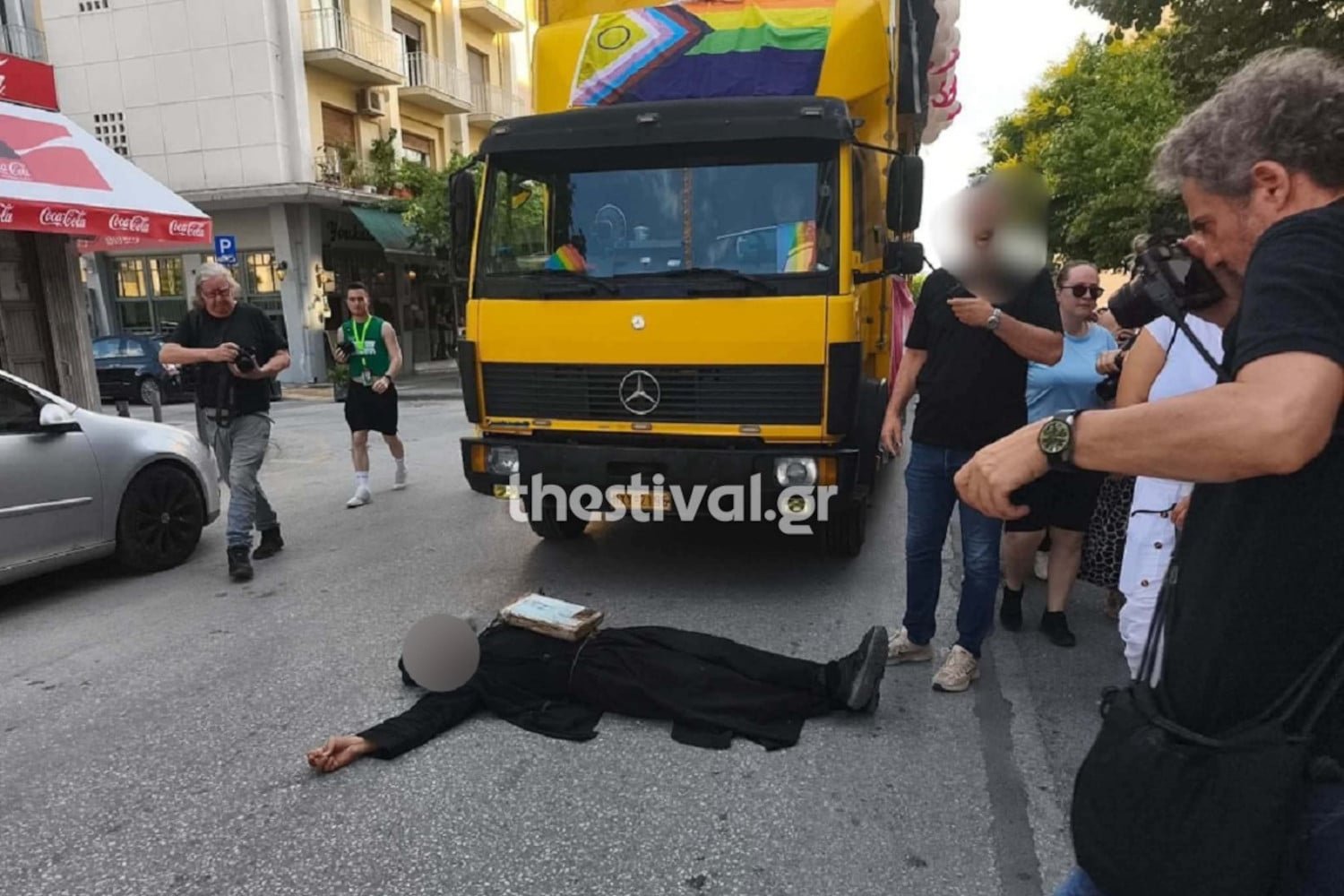 Θεσσαλονίκη: Προσαγωγή δύο ρασοφόρων στην έναρξη του Pride – Παρεμπόδιση πομπής από έναν εκ των δύο.