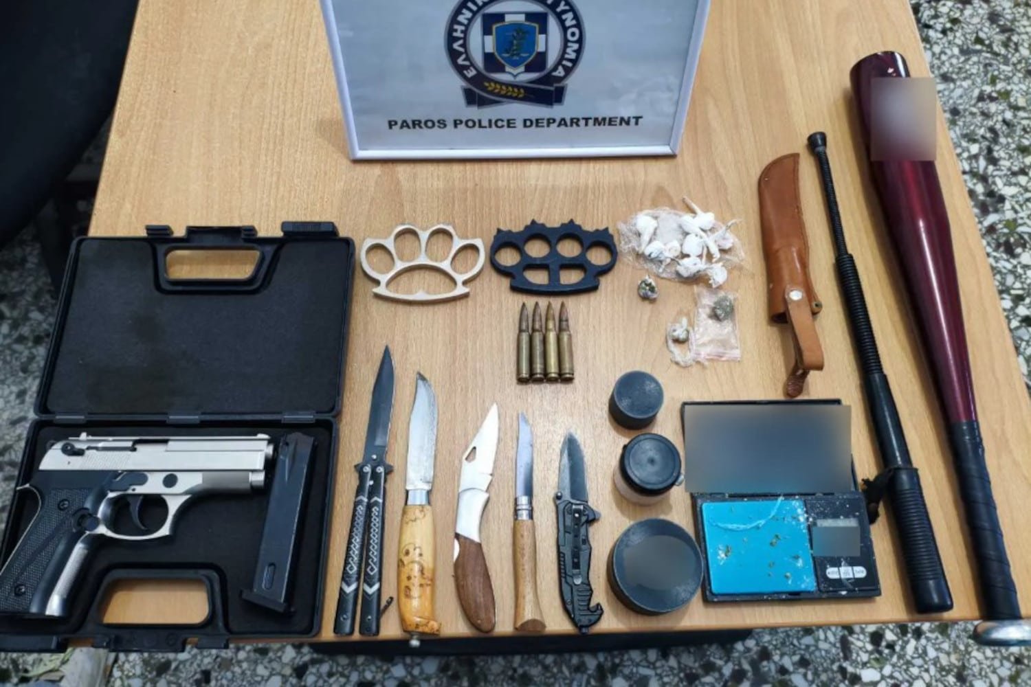 Συλλήφθησαν δύο άτομα στην Πάρο για διακίνηση ναρκωτικών, στην κατοχή των οποίων βρέθηκαν κοκαΐνη, κάνναβη, πιστόλι και σιδερογροθιές