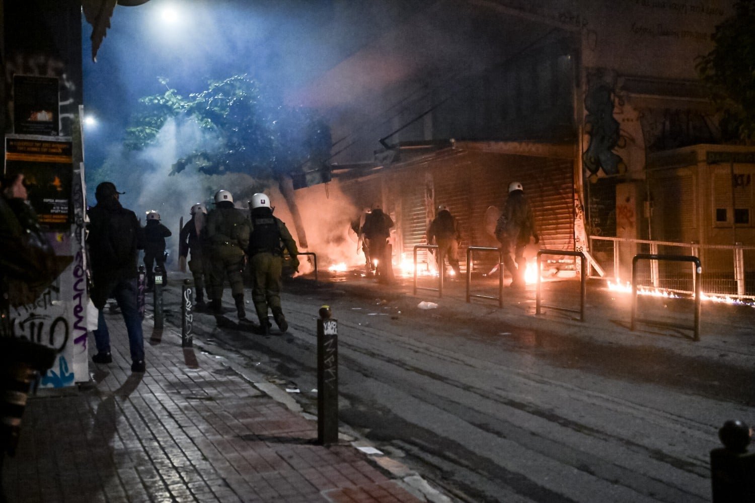 Ένταση στα Εξάρχεια: Αντιμέτωποι με μολότοφ βρέθηκαν αστυνομικοί της ΔΡΑΣΗ