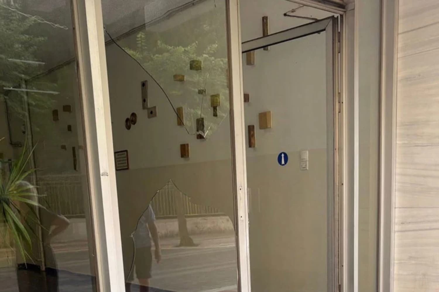 Σοκαριστικό περιστατικό στο Αγρίνιο: Γυναίκα υπέστη άγρια επίθεση από τον σύντροφό της, χτυπώντας το κεφάλι της σε τζάμι