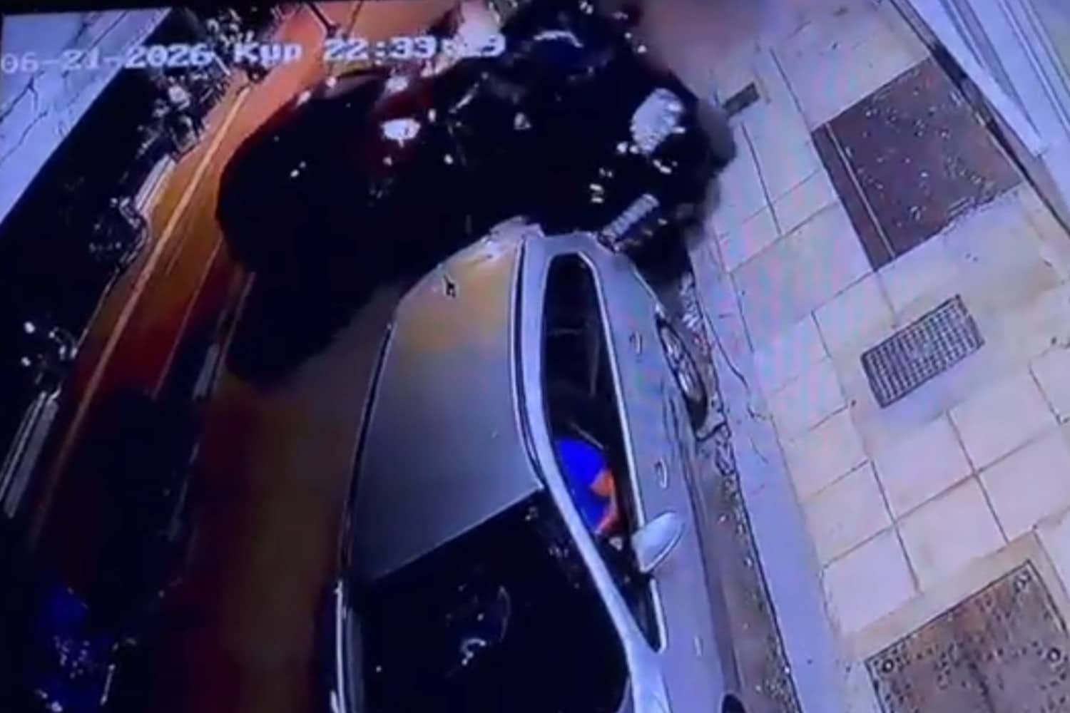 Τρίκαλα: Συγκλονιστικό Βίντεο Αποτυπώνει Μεθυσμένο Οδηγό να Προσκρούει ΙΧ σε Σταθμευμένα Οχήματα στην Οδό Αμαλίας