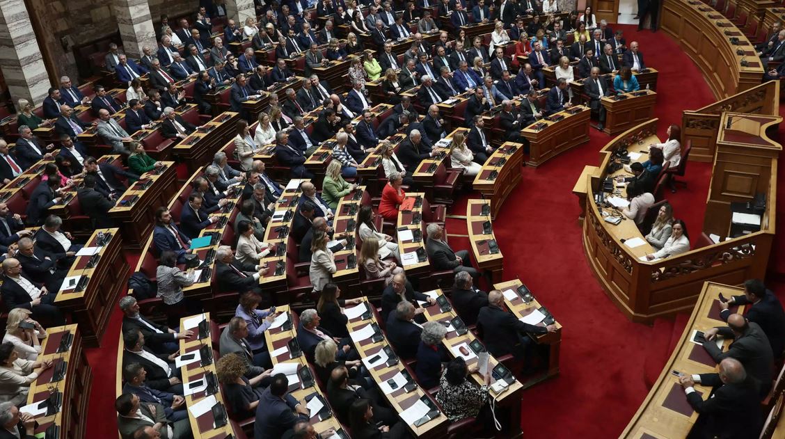Βουλή: Κατατέθηκε το Νομοσχέδιο για την Ισότητα Αμοιβής Ανδρών-Γυναικών – Οδηγός Κατανόησης και Ερωτήσεις
