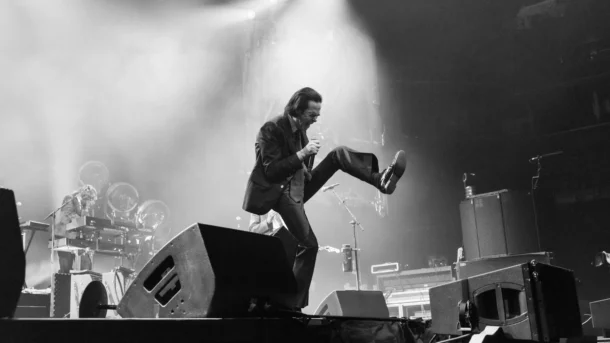 Nick Cave & The Bad Seeds στην Πλατεία Νερού: Η Επιστροφή ενός Καθιερωμένου Μύθου στην Αθήνα