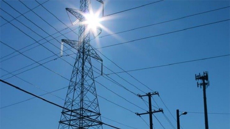 Θεσσαλονίκη: Νεαρός άνδρας συνελήφθη επ’ αυτοφώρω να κλέβει ηλεκτρικό ρεύμα από στύλο της ΔΕΗ