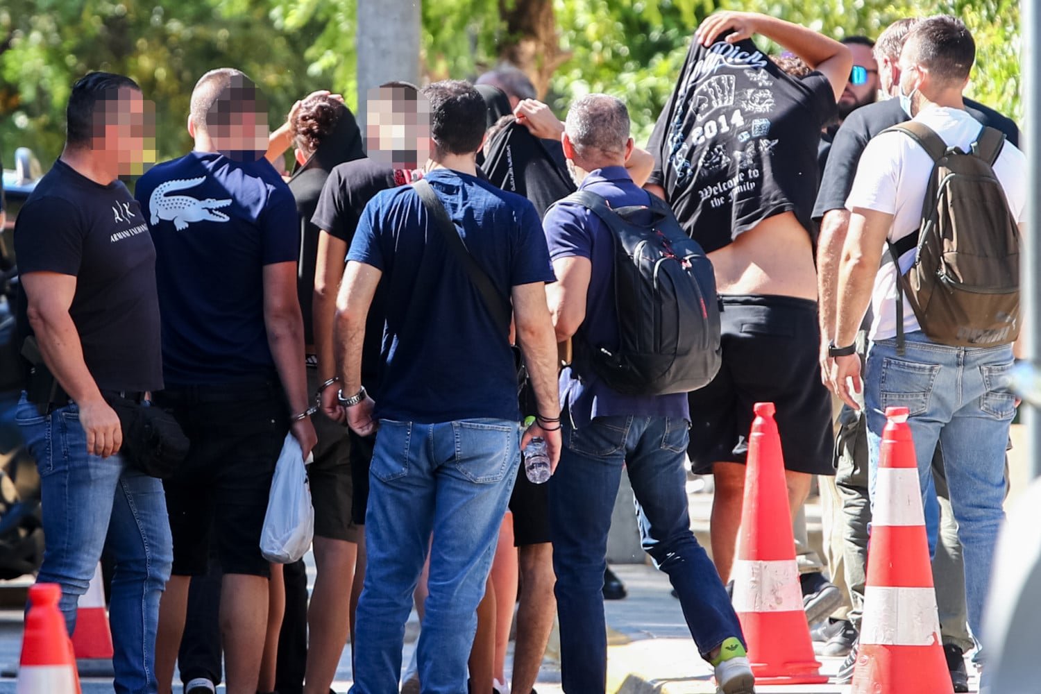 Δολοφονία 15χρονου στην Καλλιθέα: Οι επτά συλληφθέντες έφτασαν στο δικαστήριο, ενώ 18 γονείς αντιμετωπίζουν κατηγορίες