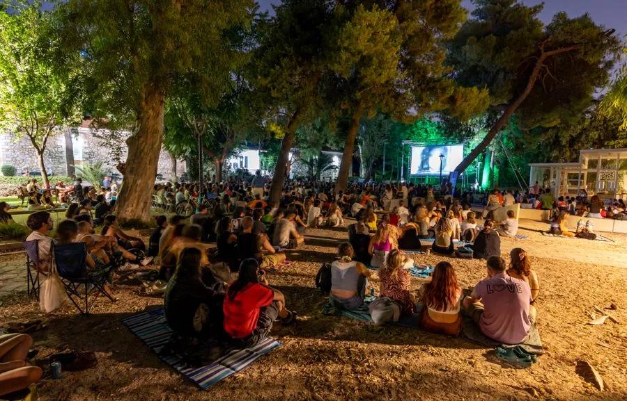 Cycladic Screening: Προβολή της εμβληματικής ταινίας «Η Πηγή των Παρθένων» του Ingmar Bergman στο Πάρκο Ελευθερίας, στο πλαίσιο της έκθεσης Jeff Koons