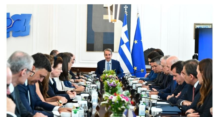 Πρωθυπουργός Κυριάκος Μητσοτάκης στο Υπουργικό Συμβούλιο: Αισιοδοξία για περαιτέρω αποκλιμάκωση τιμών βενζίνης και ανακοινώσεις για την ακρίβεια