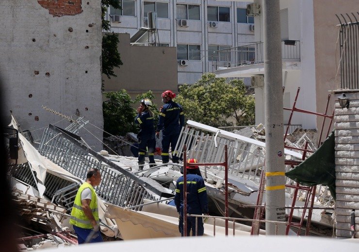 Πετράλωνα: Εντοπισμός τεσσάρων ατόμων εκτός του κτιρίου που κατέρρευσε – Εντατικές έρευνες για πιθανούς εγκλωβισμένους