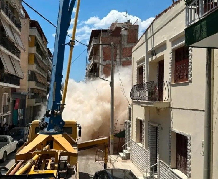 Ολοκληρώθηκε η επιχείρηση στα Πετράλωνα: Κανείς δεν είναι εγκλωβισμένος μετά από κατάρρευση πολυκατοικίας