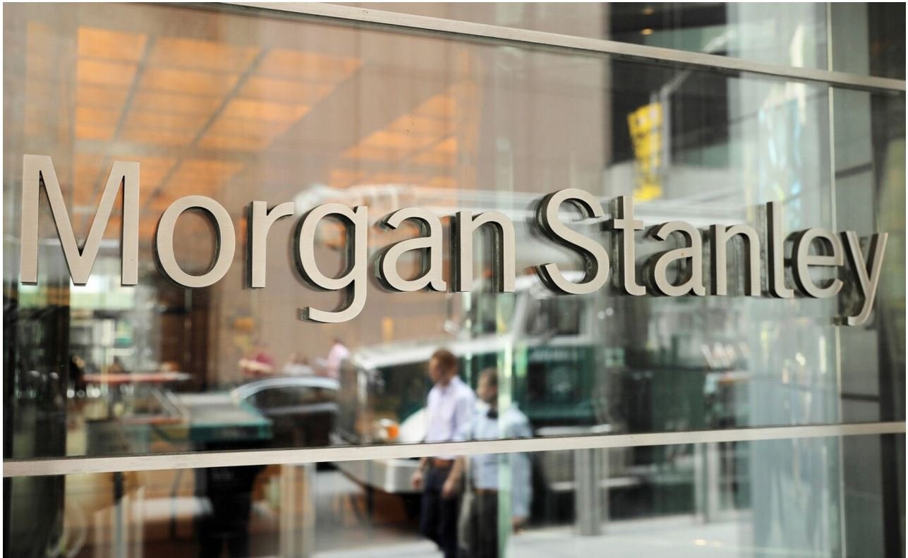 Morgan Stanley: Αναθεωρεί προς τα κάτω τις προβλέψεις για την τιμή του Brent – Τι αλλάζει στην αγορά πετρελαίου