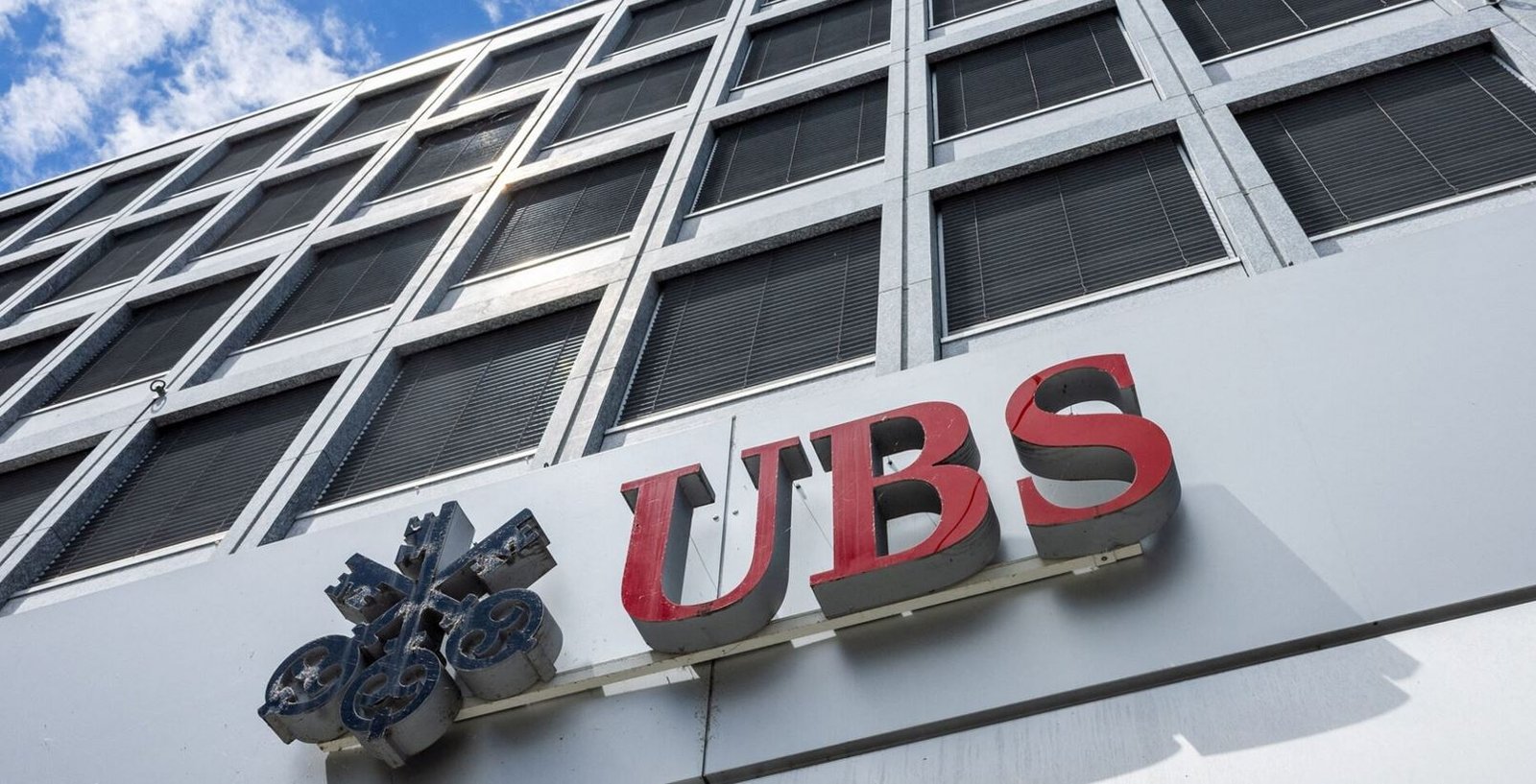 UBS: Διατηρεί θετική άποψη για τις ελληνικές τράπεζες – Τι αναφέρει ο ελβετικός οίκος