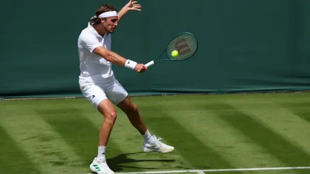 Wimbledon: Ο Στέφανος Τσιτσιπάς ηττήθηκε με 3-0 από τον Νόβακ Τζόκοβιτς, το εμπόδιο του “Νόλε” αποδείχθηκε ανυπέρβλητο (βίντεο)