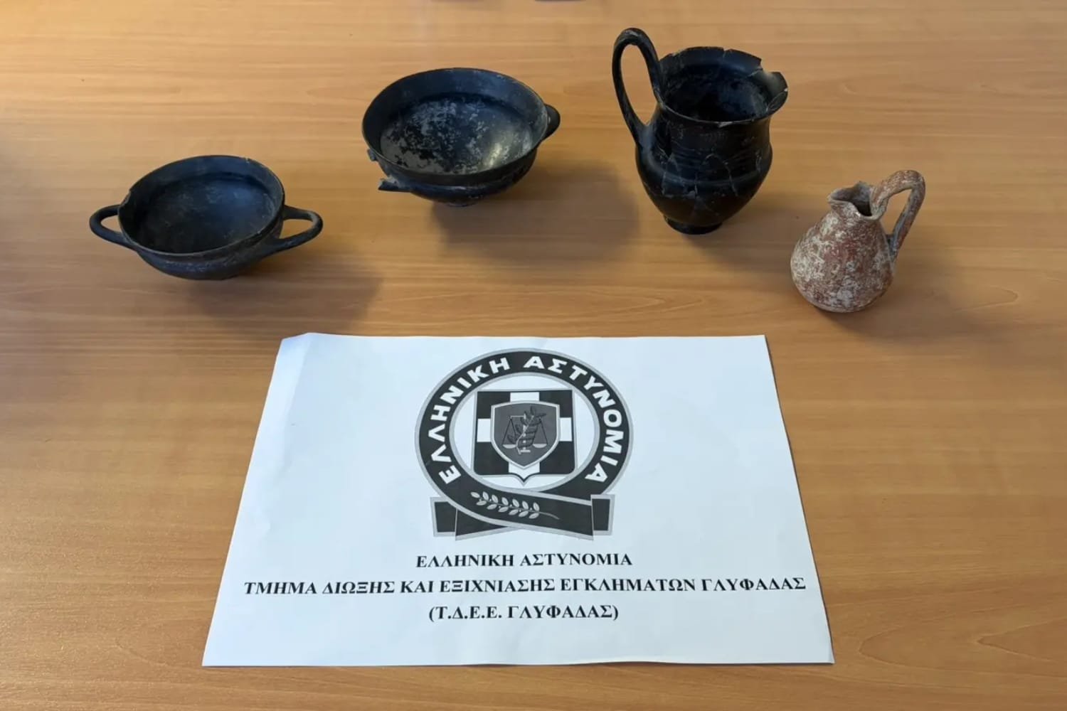 Συνελήφθη 69χρονος στη Γλυφάδα για κατοχή αρχαίων αγγείων και αγαλματιδίων