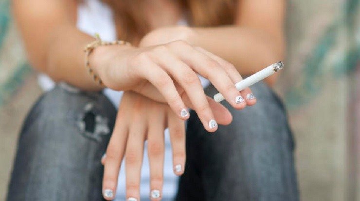 Γαλλία: Εντατικοποιούνται οι προσπάθειες για «γενιά χωρίς καπνό» με προτεινόμενη απαγόρευση πωλήσεων σε γεννηθέντες μετά το 2009