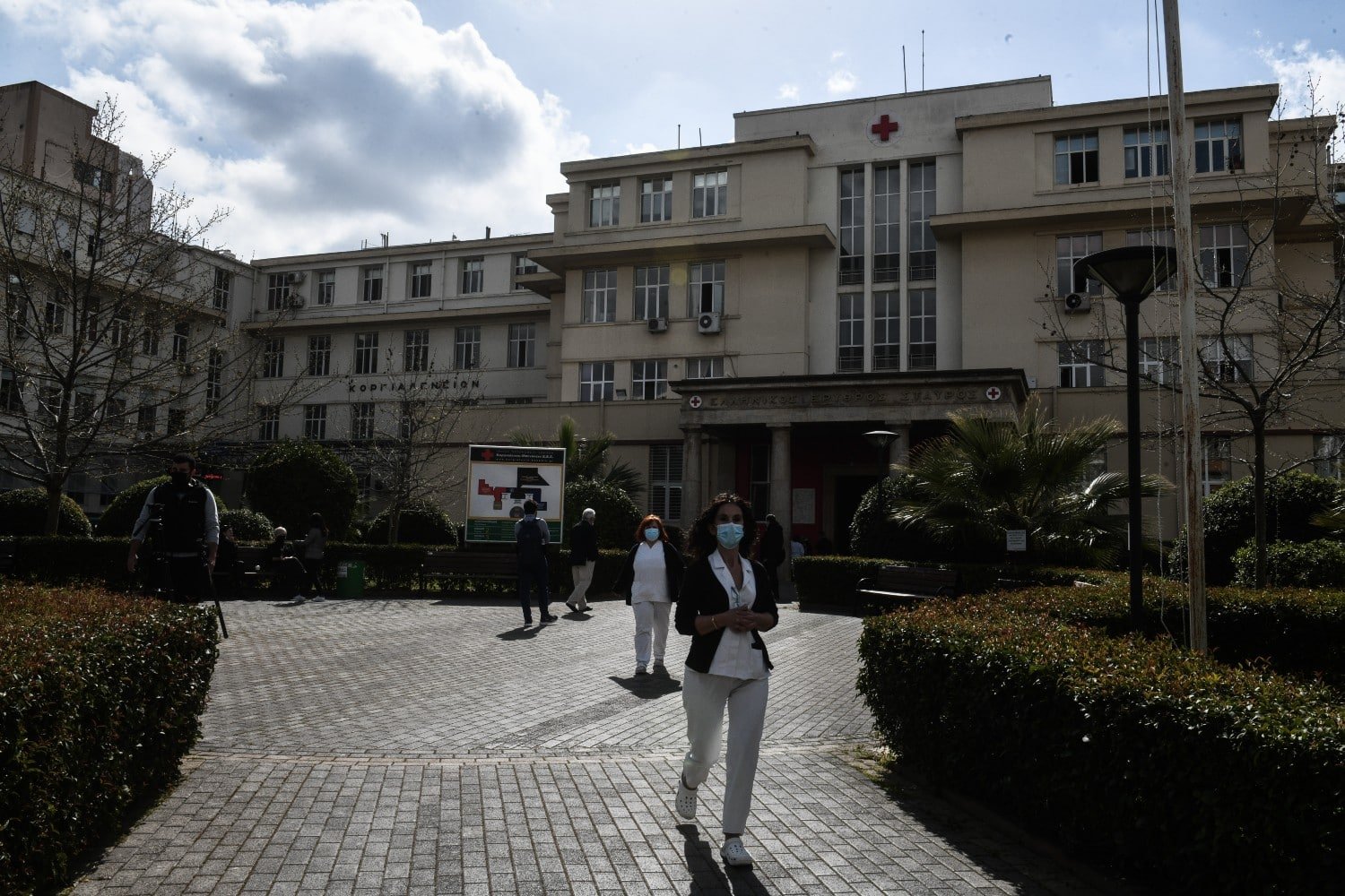 Τραγωδία στο Χαλάνδρι: 17χρονος κλινικά νεκρός μετά από πτώση από μπαλκόνι ξενοδοχείου – Σύλληψη 37χρονου για πώληση αλκοόλ σε ανήλικους