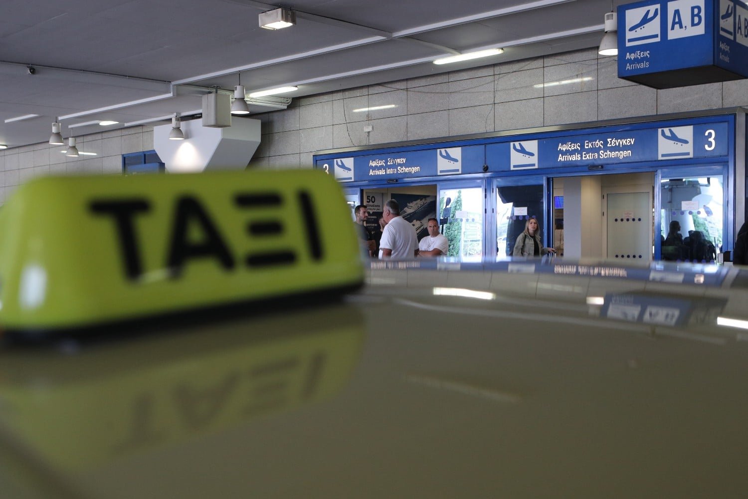Συγκλονιστικό περιστατικό: 21χρονος οδηγός ταξί συνελήφθη για χρέωση 175€ για διαδρομή από Αεροδρόμιο Αθηνών προς το κέντρο – Βίντεο ντοκουμέντο