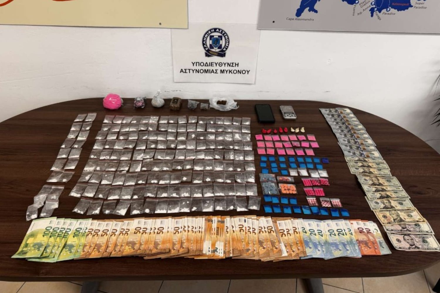 Στη Μύκονο, Ένας 30χρονος Αλλοδαπός Συνελήφθη με Σημαντικές Ποσότητες Ναρκωτικών και ένα Διεθνές Ένταλμα Σύλληψης