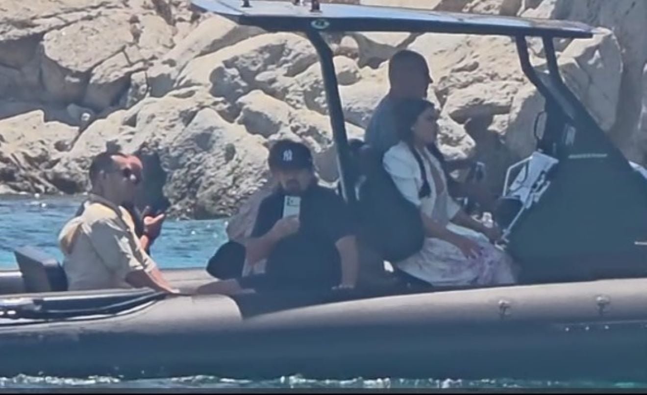 Στη Μύκονο η Κίμπερλι Γκίλφοϊλ: Έφτασε με φουσκωτό στο Nammos όπου την υποδέχτηκε ο πρέσβης των ΗΠΑ στο