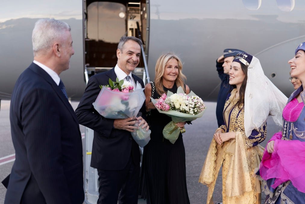 Άφιξη του Κυριάκου Μητσοτάκη στην Άγκυρα για τη Σύνοδο Κορυφής του ΝΑΤΟ: Υποδοχή με λουλούδια και φωτογραφίες