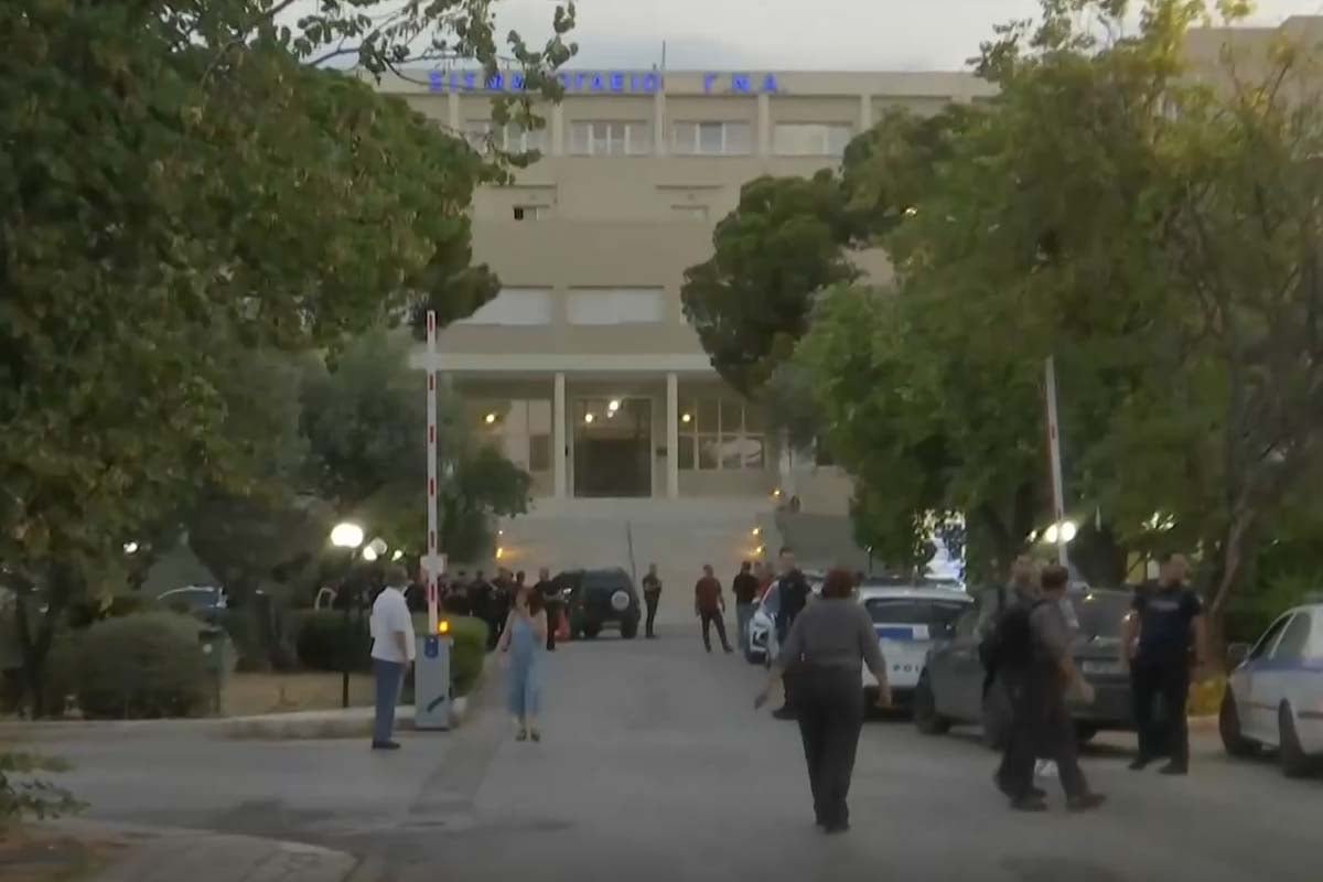 Επίσκεψη Γεωργιάδη στο Σισμανόγλειο μετά από φωτιά σε στρώμα: Ασφαλής απομάκρυνση ασθενών και εντοπισμός του υπαίτιου