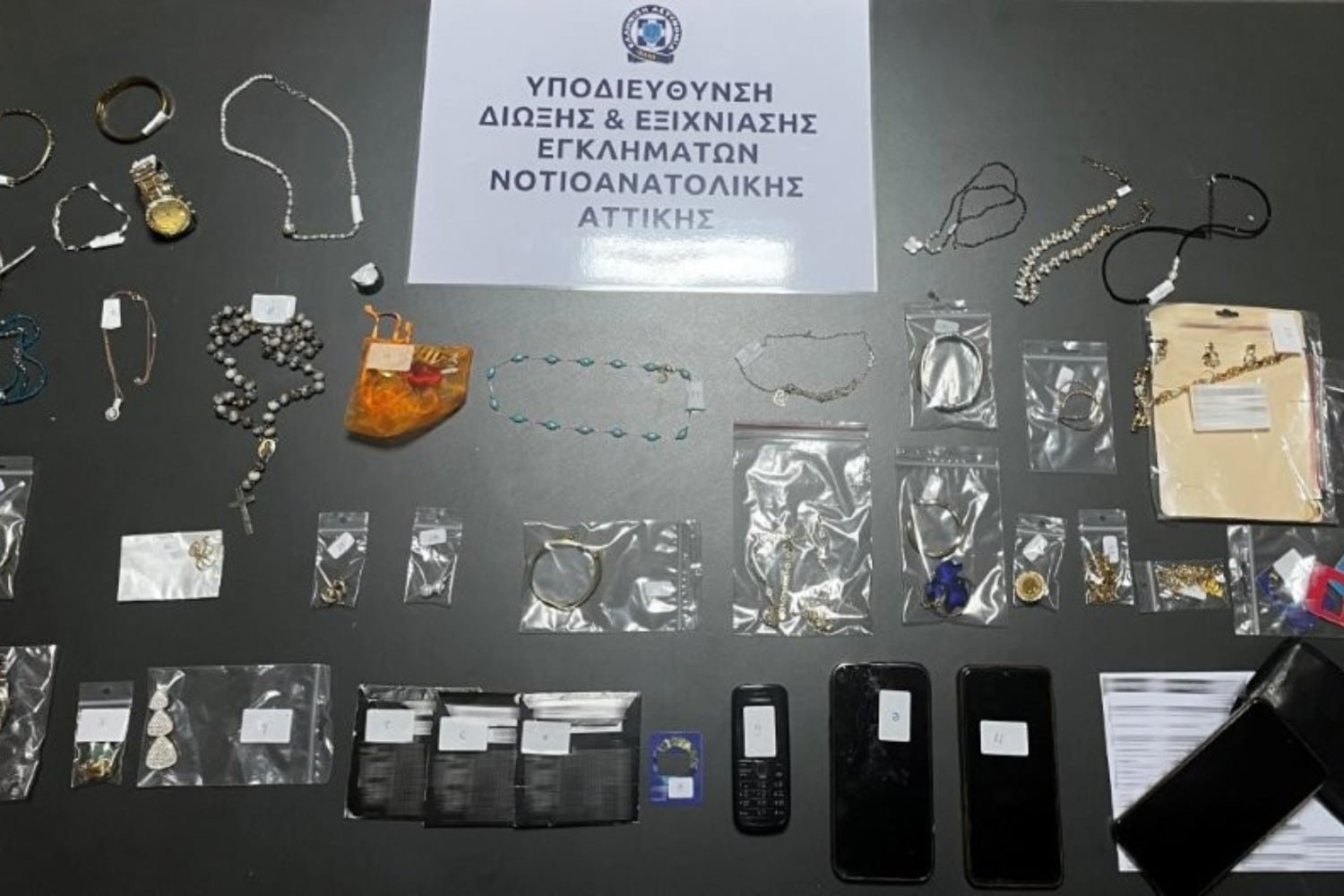 Σοκ στη Βούλα: 50χρονος συνελήφθη για απάτη, εξαπάτησε ηλικιωμένη κλέβοντας κοσμήματα αξίας 200.000 ευρώ