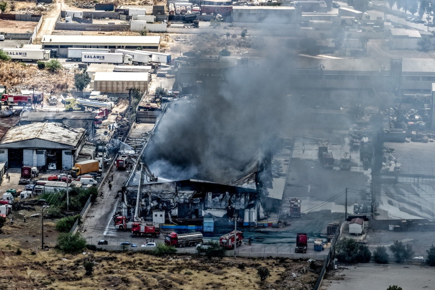 Φωτιά στον Ασπρόπυργο: Δύο συλλήψεις για την καταστροφική πυρκαγιά σε εργοστάσιο ανταλλακτικών – Εξετάζονται οι εργασίες οξυγονοκόλλησης και βυτιοφόρο προπανίου