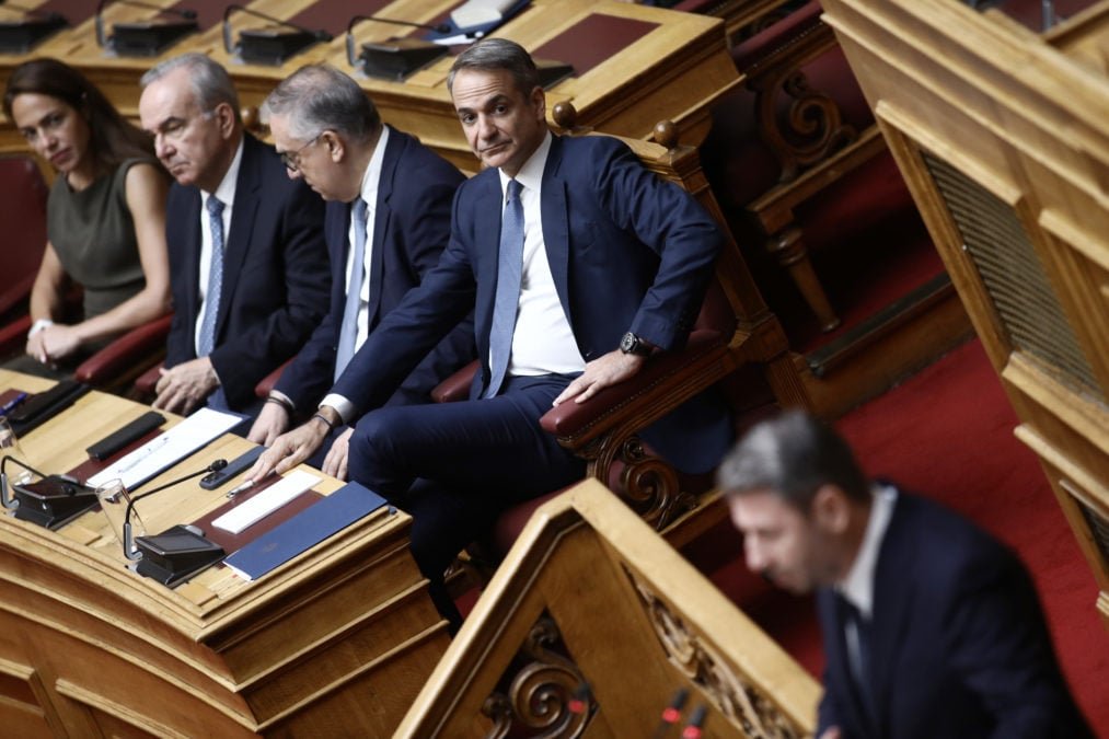 Έντονη αντιπαράθεση Μητσοτάκη – Ανδρουλάκη στη Βουλή για την 13η σύνταξη και την ακρίβεια